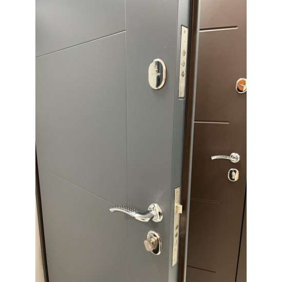 Metāla durvis dzīvoklim UNIVERSAL Optima