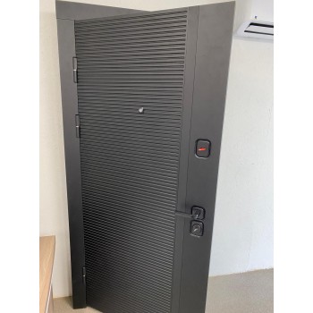 Metāla ārdurvis dzīvokļiem Modern black Metāla ārdurvis dzīvokļiem Modern black